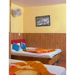 Ein Bett oder Betten in einem Zimmer der Unterkunft Hotel Hill bloom Near Mall Road