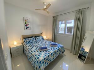 Kama o mga kama sa kuwarto sa Magnificent and New apartment in Playa San Juan