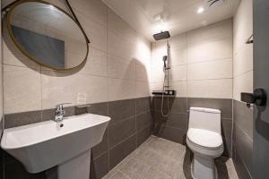 Koupelna v ubytování Lime Hotel