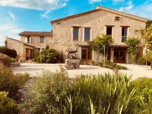 una vista exterior de una casa de piedra en La Bastide des Oliviers Provence - Mirabel aux Baronnies en Mirabel-aux-Baronnies