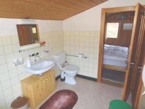 uma pequena casa de banho com WC e lavatório em Ferienhaus in Quinten-Au em Quinten