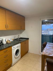 una cucina con lavatrice e lavandino di El Faro a Jávea