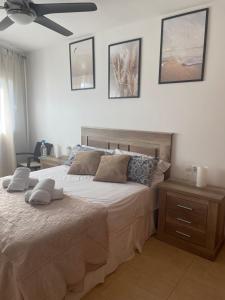 una camera da letto con un letto grande e un ventilatore a soffitto di El Faro a Jávea