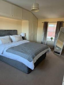 een slaapkamer met een groot bed en een raam bij Beautiful Countryside Cottage Alnwick in Alnwick