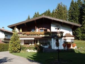 een groot wit huis met een dak bij Haus Moosbrugger in Reutte