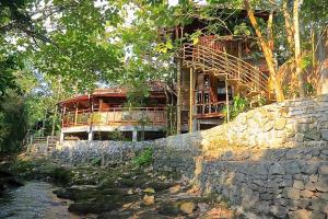 Zahrada ubytování Riverside villa in tropical setting