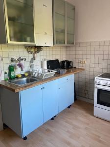 cocina con fregadero y encimera en Unterkunft in Köln - Nähe Messe und Flughafen en Colonia