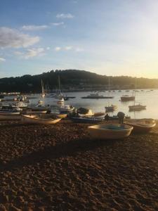 un grupo de barcos sentados en la orilla de una playa en Flat 6 George Street, en Teignmouth