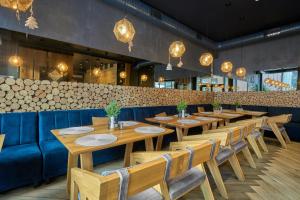 une salle à manger avec des tables et des chaises en bois dans l'établissement Twins Hotel & Spa, à Bukovel