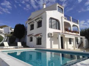 dom z basenem przed nim w obiekcie Villa Little Castle Sea&Mountain - villa vistas al mar y piscina privada en Capistrano Village urbanización, Nerja w mieście Nerja
