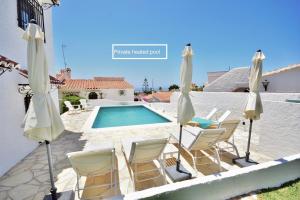 Bazén v ubytování Villa Little Castle Sea&Mountain - villa vistas al mar y piscina privada en Capistrano Village urbanización, Nerja nebo v jeho okolí