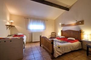 um quarto com 2 camas e uma janela em JARDIN STE ANNE em Carcassonne