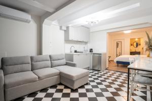 salon z kanapą i kuchnią w obiekcie Spazio 51 w Salonikach