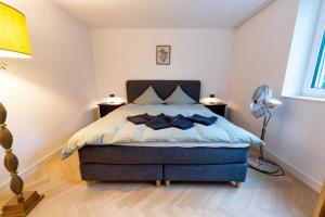 a bedroom with a bed and two lamps and a window at Ground floor apartment - Peaceful living in the city of Zürich in Zürich