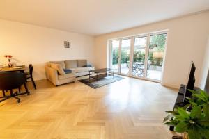 Ruang duduk di Ground floor apartment - Peaceful living in the city of Zürich