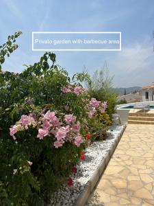 Zdjęcie z galerii obiektu Villa Little Castle Sea&Mountain - villa vistas al mar y piscina privada en Capistrano Village urbanización, Nerja w mieście Nerja