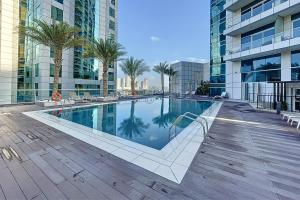 una piscina en medio de un edificio en Botanica Tower - Vacationer en Dubái