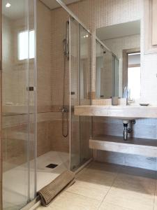 y baño con ducha acristalada y lavamanos. en Sesimbra California Beach Apartment, en Sesimbra