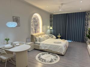 Postel nebo postele na pokoji v ubytování Chambers Suite Studio KLCC PWTC by Unimax