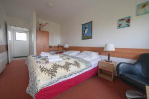 Postel nebo postele na pokoji v ubytování Hotel Breidavik + 37 fotografií