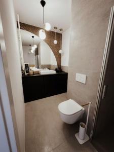 Ванна кімната в Luxury R11 Apartament