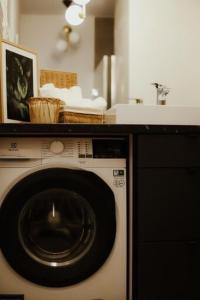 キェルツェにあるLuxury R11 Apartamentの洗濯機付きのキッチン(シンク付)