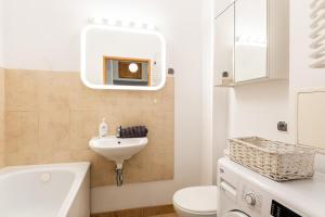 La salle de bains blanche est pourvue d'un lavabo et de toilettes. dans l'établissement Coriander Apartment City Center, à Varsovie