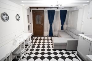 un soggiorno con divano e pavimento a scacchi di Spazio 51 a Salonicco