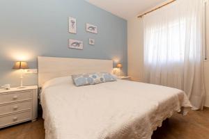 En eller flere senge i et værelse på AT012 Piscina privada, muy bien equipado, la playa a 250 metros + 28 billeder