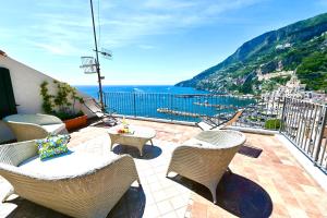 einen Balkon mit Stühlen und Meerblick in der Unterkunft Rooftop flat in Amalfi in Amalfi