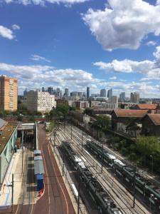 Chambre privée dans un roof-top unique vue 360° في كولومب: إطلالة على مدينة بها قطارات في محطة قطار