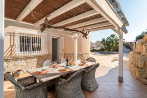 um pátio com uma mesa e cadeiras num pátio em ¡Villa with sea views and private pool! em Alicante