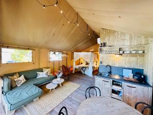 Kuchyň nebo kuchyňský kout v ubytování Esk Luxury Glamping Tents