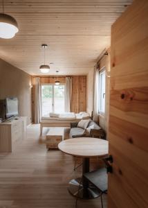 里布尼茨－達姆加騰的住宿－B&B Zirbenduft，客厅配有沙发和桌子