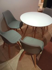 ヨハネスブルグにあるSandhurst Towersのテーブル、椅子2脚、テーブル1台