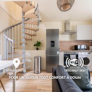 een keuken met een wenteltrap in een woonkamer bij * Le Cocon * Centre-ville Douai-500m place d'Armes in Douai
