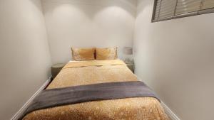 Sandhurst Towers في جوهانسبرغ: غرفة نوم صغيرة مع سرير في الزاوية