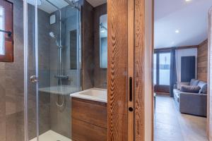 uma casa de banho com um chuveiro e um lavatório. em Megève - Appartement - 1 Chambre em Demi-Quartier