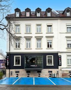 ein Gebäude mit einem Tennisplatz davor in der Unterkunft Moderne Apartments in attraktivem Altbau in Freiburg im Breisgau