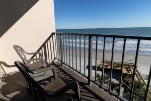 2 sillas en un balcón con vistas a la playa en Attractive Oceanfront King Room 5th Flr, en Pawleys Island