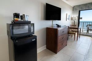 sala de estar con TV y microondas en Attractive Oceanfront King Room 5th Flr, en Pawleys Island