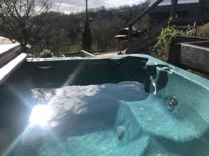 ストラウドにあるA Cotswold Cabin with Great Views and a Hot Tubのギャラリーの写真