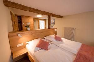 ein Schlafzimmer mit einem weißen Bett mit zwei Kissen in der Unterkunft Gästehaus Julianenhof in Nierstein