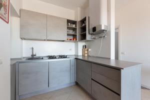Η κουζίνα ή μικρή κουζίνα στο Elegant Milan Apartment in Restocco Area