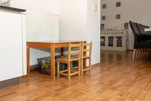 una mesa de madera y una silla en la sala de estar. en Villa Sorpe, en Winterberg