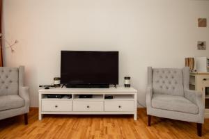 TV a/nebo společenská místnost v ubytování Villa Sorpe