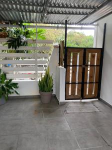 Une porte ouverte s'ouvre sur une terrasse ornée de plantes. dans l'établissement Chez Mina, à Saint-Louis