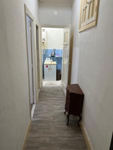 an empty hallway with a hallway leading to a kitchen at Un studio au centre ville de Tunis in Tunis