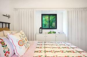 um quarto branco com uma cama e uma janela em Shanghai Hills&Well-time Scandi Loft em Xangai