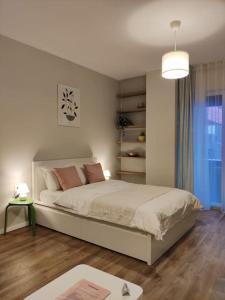 een slaapkamer met een groot bed en een raam bij Joy City Stay Armoniei 01 in Timişoara